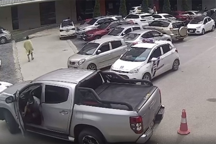 Tài xế mở cửa nhoài về đằng sau. Ảnh chụp màn hình