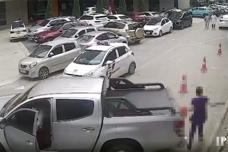 Dù phát hiện chiếc ô tô lùi bất thường và bỏ chạy nhưng người phụ nữ không kịp né tránh. Ảnh chụp màn hình