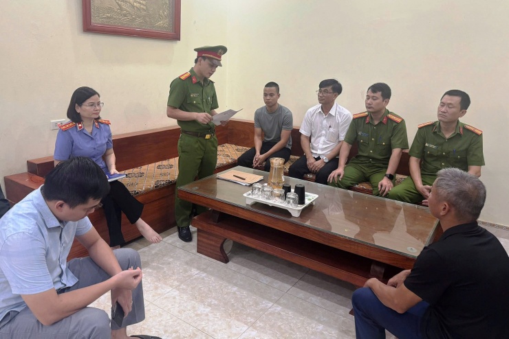 Cơ quan CSĐT công bố lệnh khám xét cơ sở. Ảnh: CACC