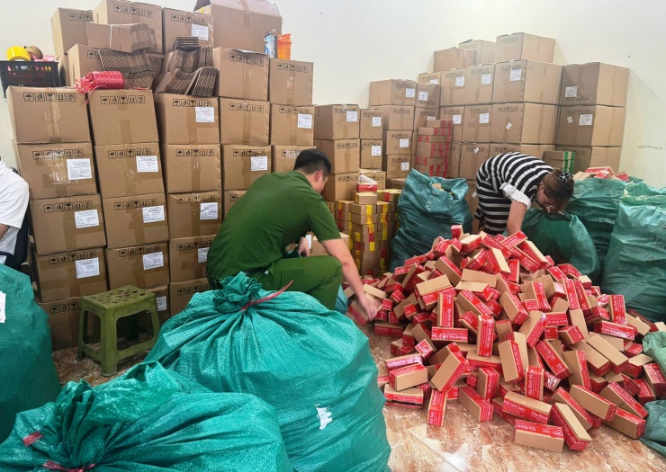 Cơ quan CSĐT kiểm tra kho hàng của các đối tượng. Ảnh: CACC