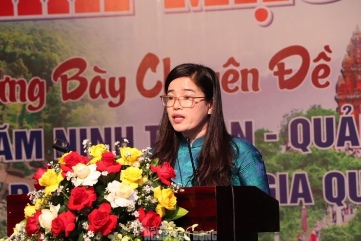 Bà Hoàng Thị Bích Hạnh, Giám đốc Ban quản lý Di tích và Bảo tàng Quảng Nam phát biểu tại lễ khai mạc trưng bày