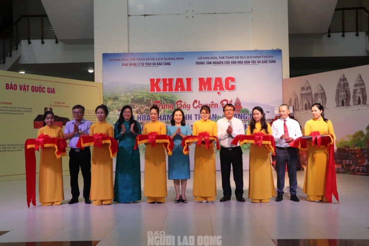 Các đại biểu thực hiện nghi thức khai mạc trưng bày