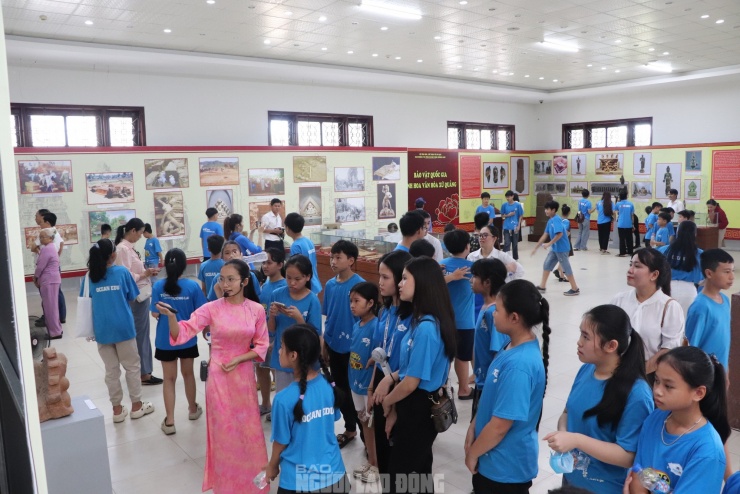 Các em học sinh thích thú lắng nghe thuyết minh về các hiện vật