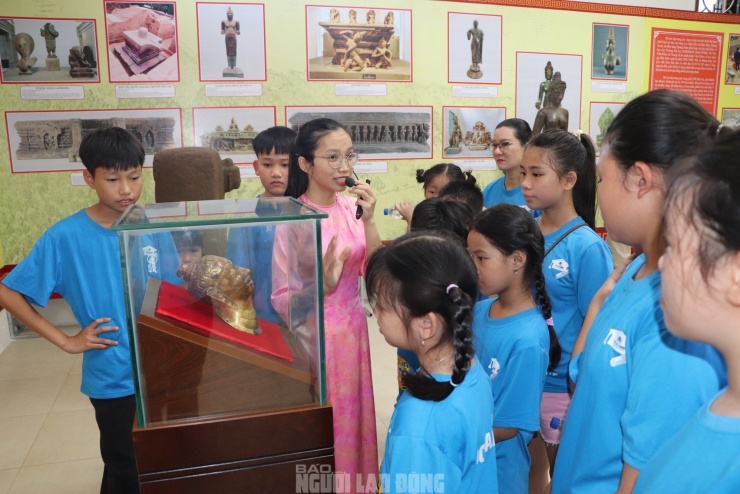 Không gian trưng bày góp phần giáo dục truyền thống, bồi dưỡng tâm hồn yêu quê hương, đất nước, khơi dậy niềm tự hào về bản sắc dân tộc trong lòng mỗi người Việt Nam