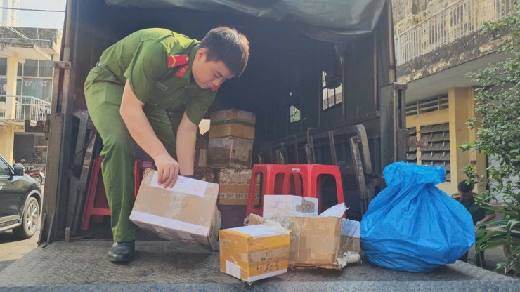 Lực lượng cảnh sát Phòng Cảnh sát hình sự và hỗ trợ tư pháp Công an TP.HCM hỗ trợ vận chuyển ma túy bằng xe chuyên dụng để chở đến kho tiêu hủy. Ảnh: SONG MAI