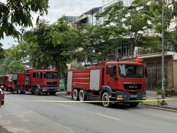 Sau tiếng nổ vang trời, ngôi nhà 4 tầng ở Hà Nội bốc cháy ngùn ngụt - 3