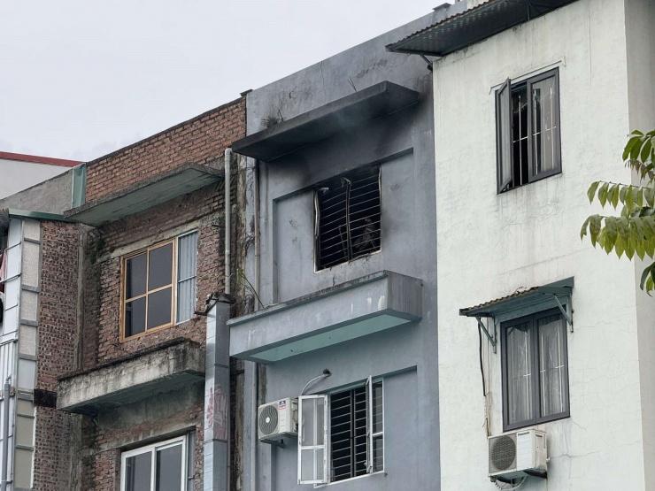 Khói bốc ra từ khu vực cháy