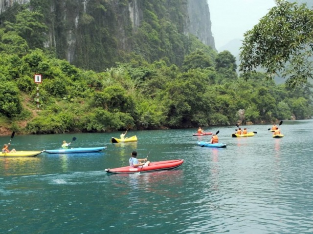 Mùa hè dạo thuyền trên sông Chày ở Phong Nha - Kẻ Bàng