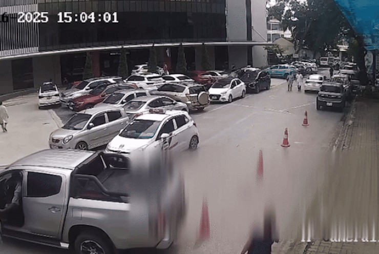 Ô tô bất ngờ lùi cán qua người phụ nữ đi bộ trong bệnh viện ở Hà Nội