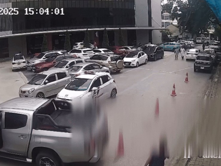 Ô tô bất ngờ lùi cán qua người phụ nữ đi bộ trong bệnh viện ở Hà Nội