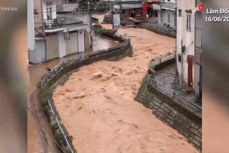 Đường Đà Lạt mênh mông nước sau mưa