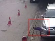 Ô tô bất ngờ lùi cán qua người phụ nữ đi bộ trong bệnh viện ở Hà Nội