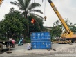 Xe container lật đè gãy đôi xe máy, nam thanh niên thoát chết thần kỳ
