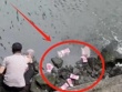 Tiền rơi đầy mặt sông, thanh niên xuống vớt 2 túi to và sự thật gây ngỡ ngàng