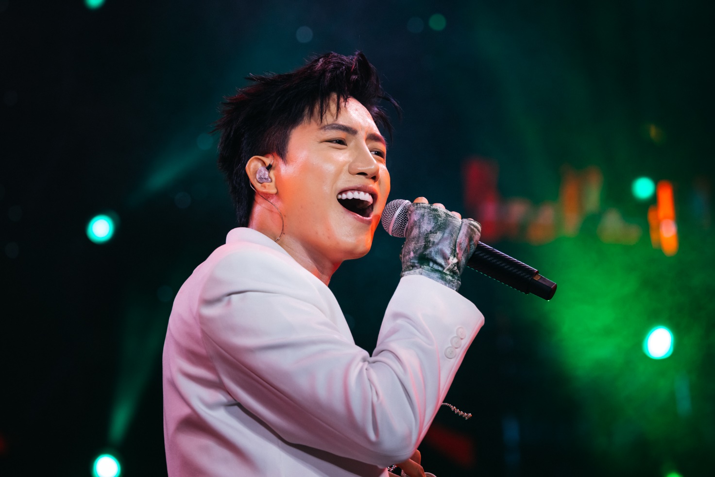 Anh Tú Voi Bản Đôn “cháy” cùng khán giả