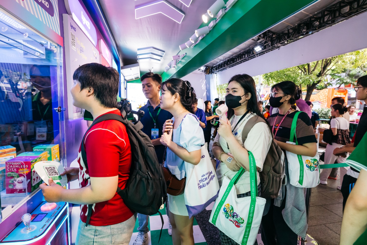 Khách hàng hào hứng với các minigame nhận quà