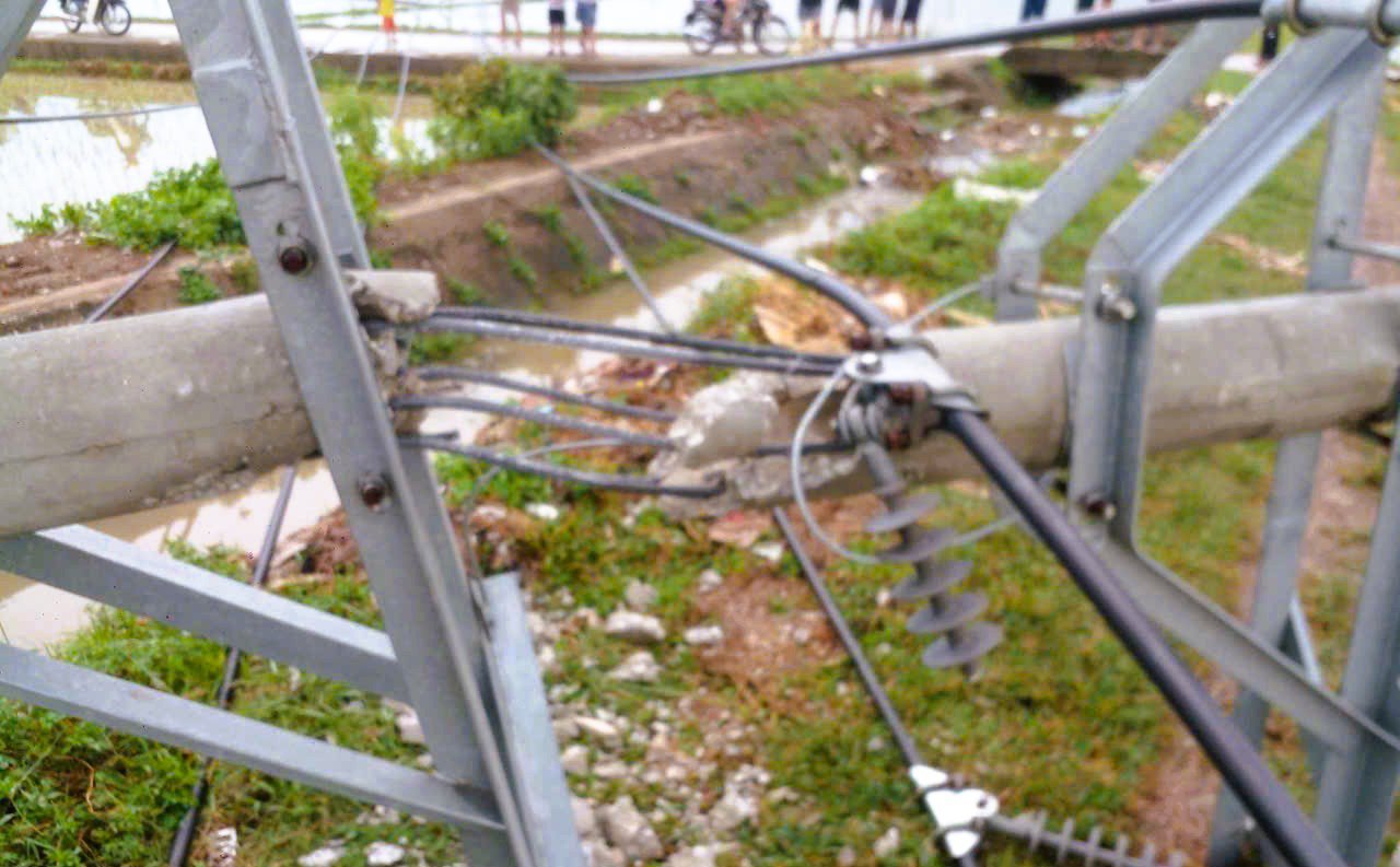 Cột điện đường dây 22 kV gãy đổ như "ngả rạ" sau mưa dông ở Thanh Hóa - 2