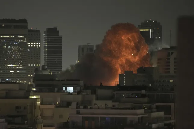 Một vụ nổ ở Tel Aviv trong cuộc tấn công đáp trả của Iran ngày 15/6. (Ảnh: AP)