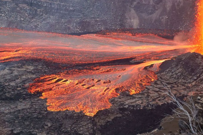 Núi lửa Kīlauea phun trào lần thứ 25 tuần trước kể từ tháng 12 năm ngoái. Ảnh: EPA