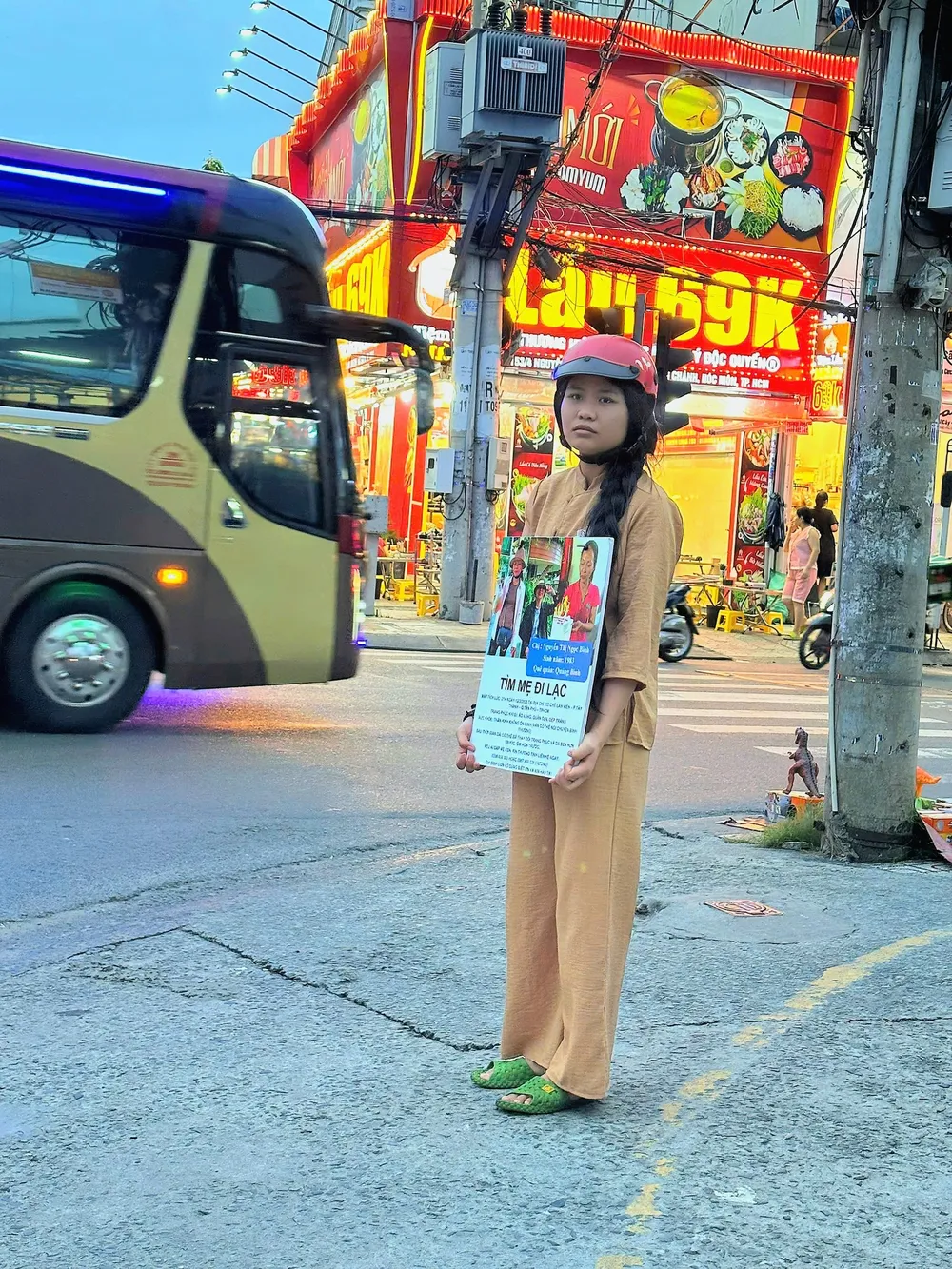 Đã ba tháng ròng trôi qua nhưng Hương vẫn chưa tìm được mẹ. Ảnh: NVCC
