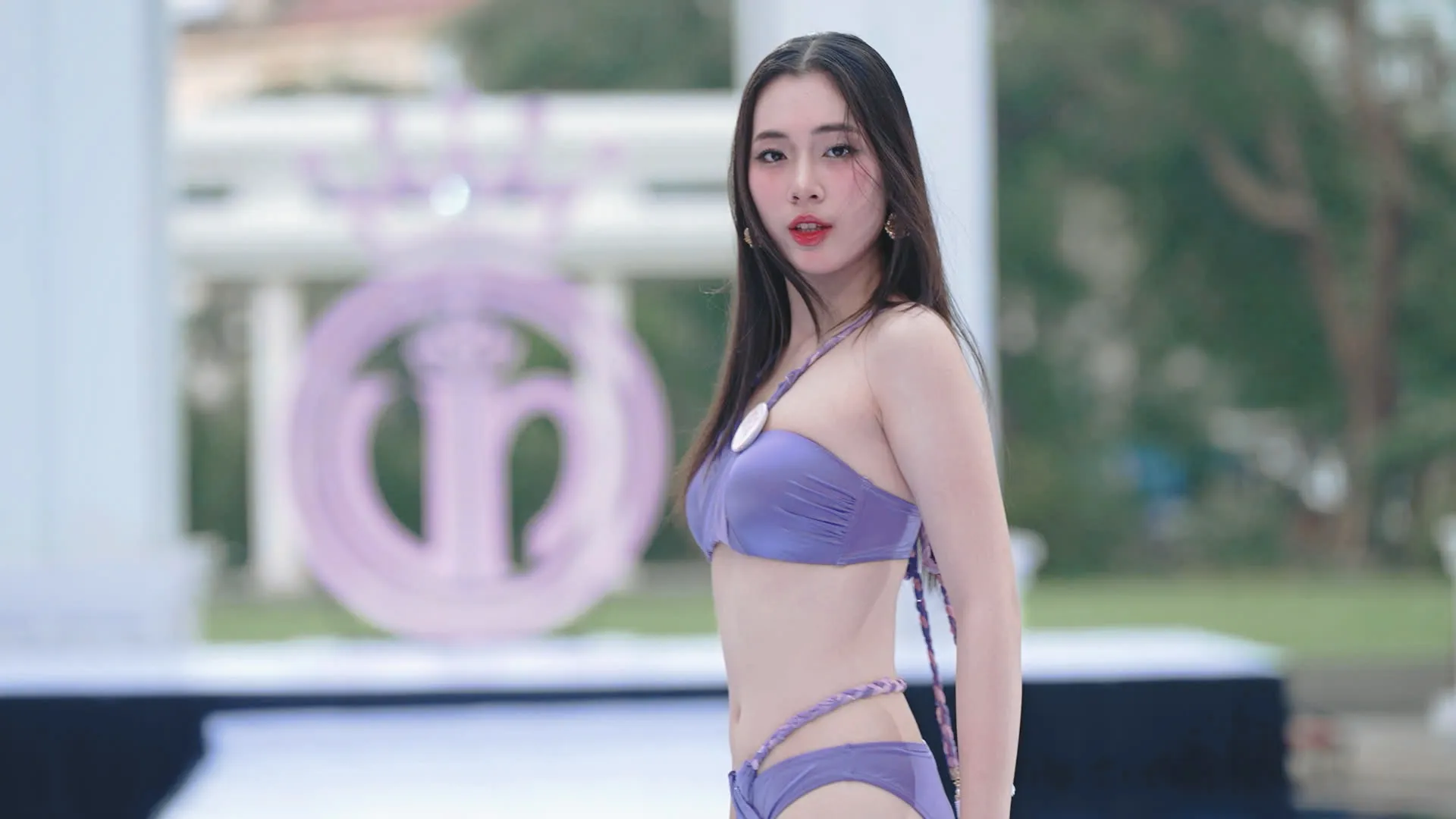 Nguyễn Phương Chi sinh năm 2005, đến từ Hà Nội, là sinh viên năm hai ngành Ngôn ngữ Anh, Đại học Thương mại. Cô sở hữu IELTS 7.0.