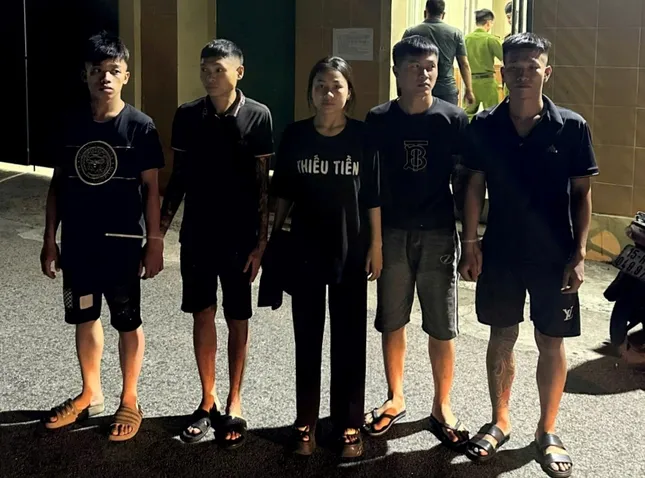 5 đối tượng bị tạm giữ tại cơ quan công an.