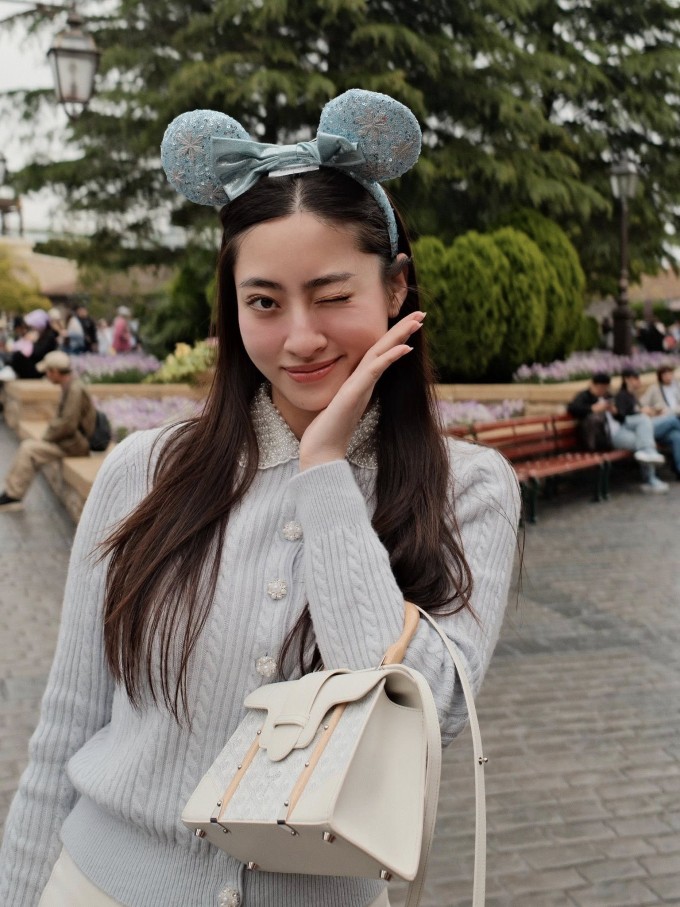 Hoa hậu Lương Thùy Linh xách túi hiệu trị giá trăm triệu đồng dạo chơi Tokyo (Nhật Bản).