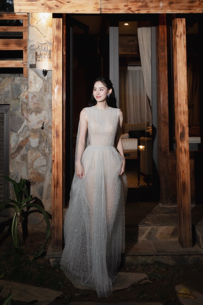 "Nàng dâu hào môn" Hương Liên được ví như công chúa bước ra từ truyện cổ tích với bộ đầm lấp lánh.