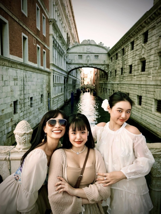 Cựu siêu mẫu Thúy Hạnh đưa hai con gái Suli - Suti đi chơi Venice (Italy).