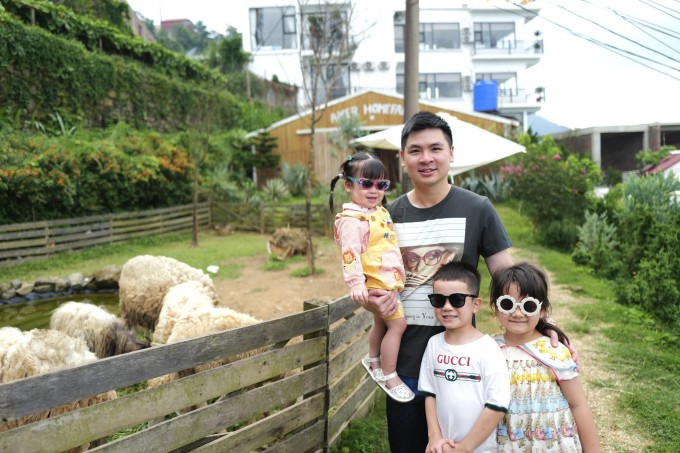 Doanh nhân Đỗ Vinh Quang - ông xã hoa hậu Đỗ Mỹ Linh - trông con gái và hai cháu khi cả nhà nghỉ hè tại Tam Đảo (Vĩnh Phúc).