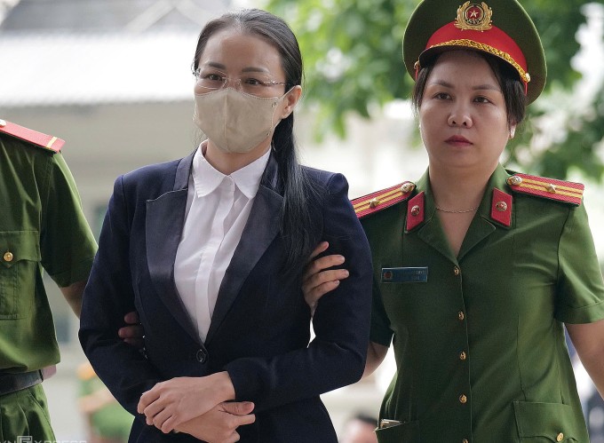 Bị cáo Hương Trần Kiều Dung, cựu phó chủ tịch thường trực HĐQT tập đoàn FLC, sáng 17/6. Ảnh: Ngọc Thành