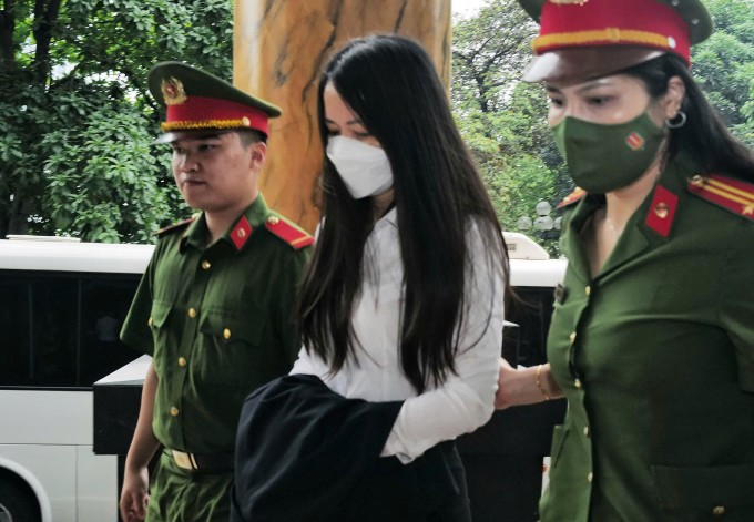 Bị cáo Trịnh Thị Thúy Nga, em gái ông Quyết. 26/50 bị cáo đã có kháng cáo, sau phiên tòa sơ thẩm. Ảnh: Ngọc Thành