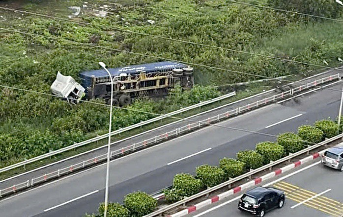 Xe đầu kéo văng khỏi đường, lật nghiêng.