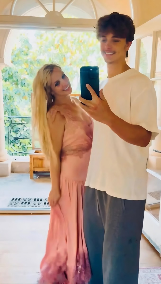 Britney Spears đọ chiều cao với con trai. Ảnh: Instagram