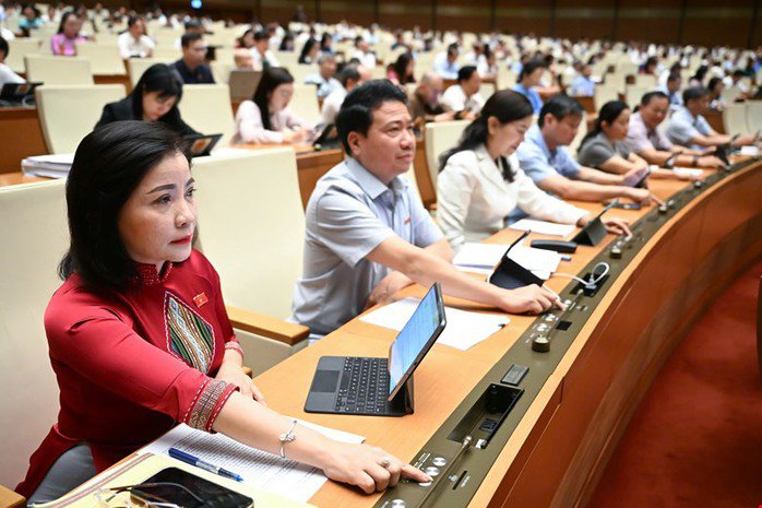 Các đại biểu Quốc hội biểu quyết thông qua Nghị quyết sáng 17-6. Ảnh: Phạm Thắng