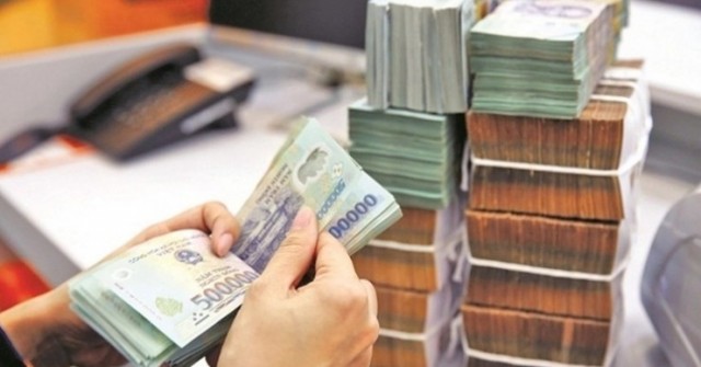 Lãi tiết kiệm giảm mạnh, bất ngờ số tiền người ...