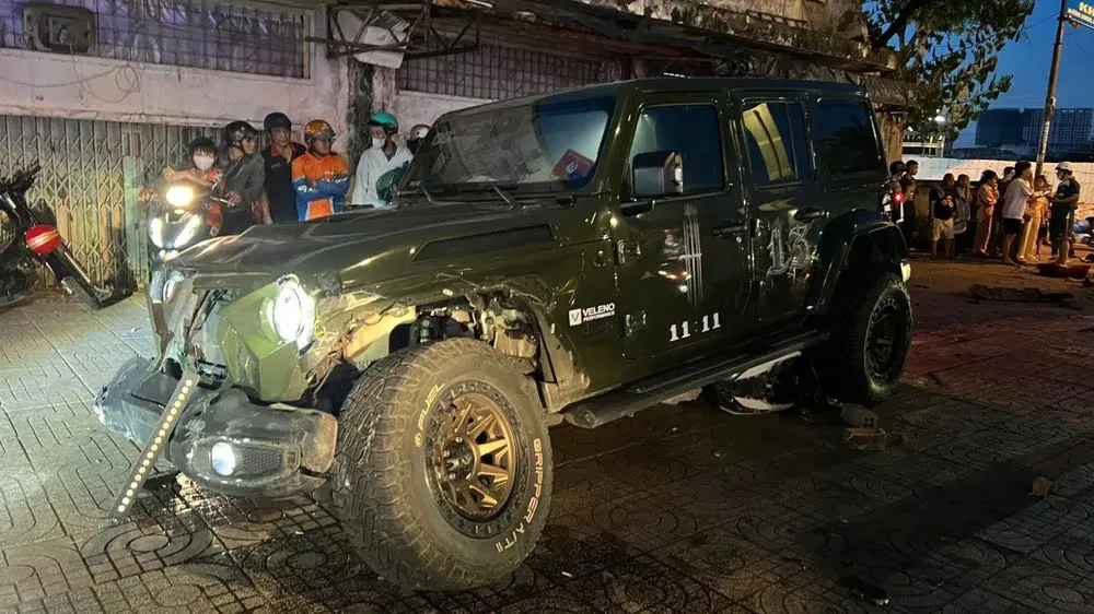 Chiếc xe Jeep lao vào làn xe máy tông tử vong hai mẹ con. Ảnh: HT