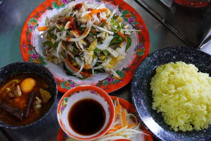 Cơm gà bà Buội với cơm, gỏi gà xé và chén nước chan từ lòng gà. Ảnh: Tuấn Anh
