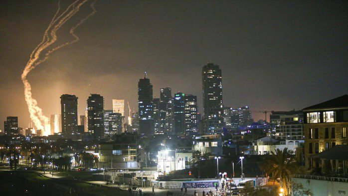 TP Tel Aviv - Israel, nơi được Vòm Sắt bảo vệ, trong một cuộc tấn công tên lửa từ phía Iran - Ảnh: IRNA