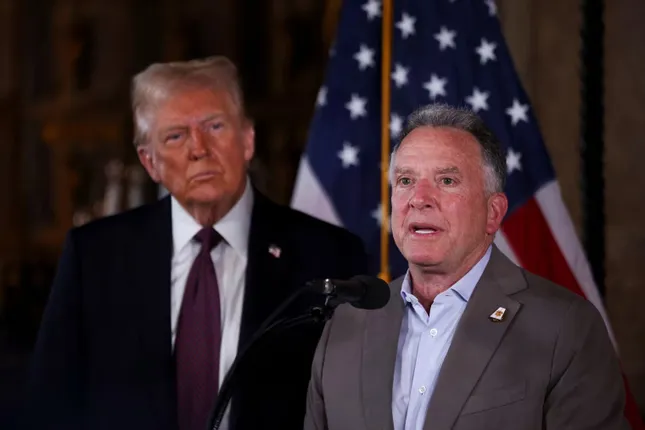 Tổng thống Mỹ Donald Trump và đặc phái viên Mỹ về Trung Đông Steve Witkoff. (Ảnh: Reuters)
