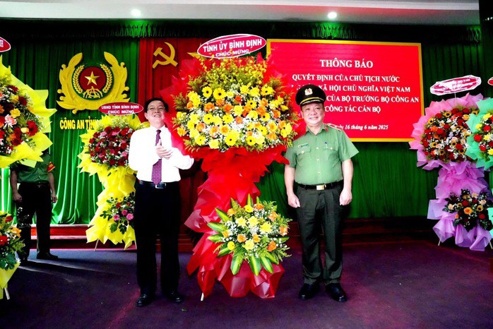 Bí thư Tỉnh ủy Bình Định Hồ Quốc Dũng tặng hoa chúc mừng Thiếu tướng Lê Quang Nhân