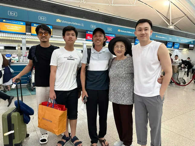 Ca sĩ Dương Triệu Vũ (ngoài cùng bên phải) đăng ảnh Hoài Linh du lịch cùng gia đình.