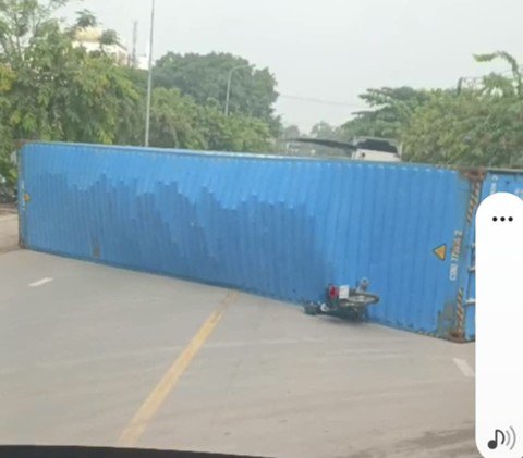 Thùng container đè bẹp xe máy.