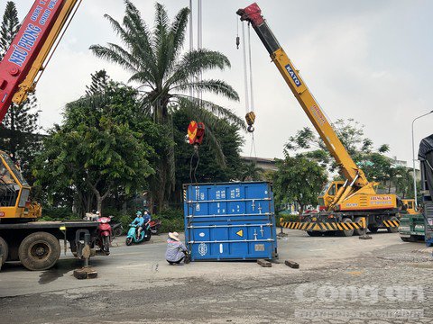 Hai xe cẩu xử lý hiện trường.