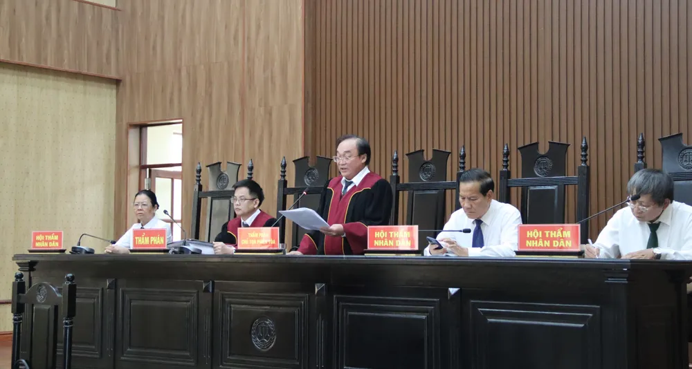 HĐXX tuyên án. Ảnh: TRÙNG KHÁNH