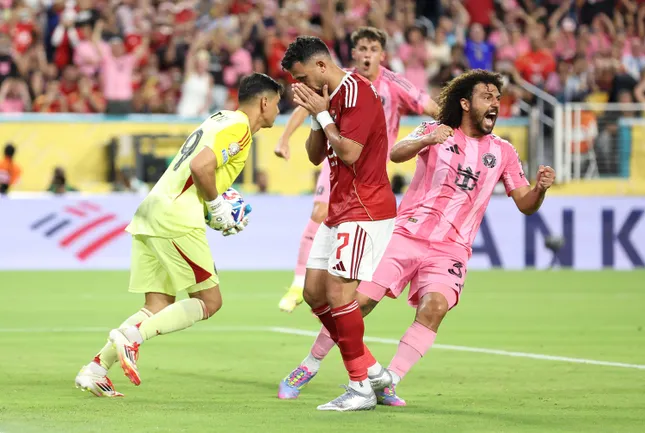 Đá hỏng phạt đền trước CLB của Messi, cầu thủ Ai Cập bị trừ gần 3 tháng lương - 1