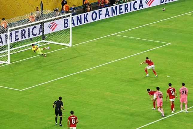 Cú đá lộ của Trezeguet tạo cơ hội cho thủ môn cản phá