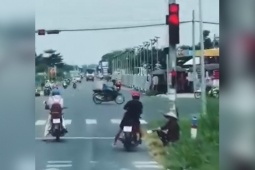 Clip: Dừng đèn đỏ không nổi, thanh niên lao thẳng xe vào vệ cỏ bên đường