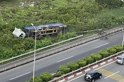 Xe đầu kéo văng khỏi đường cao tốc TP HCM - Long Thành - Dầu Giây