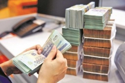 Lãi tiết kiệm giảm mạnh, người dân còn mang bao nhiêu tiền gửi ngân hàng lấy lãi?